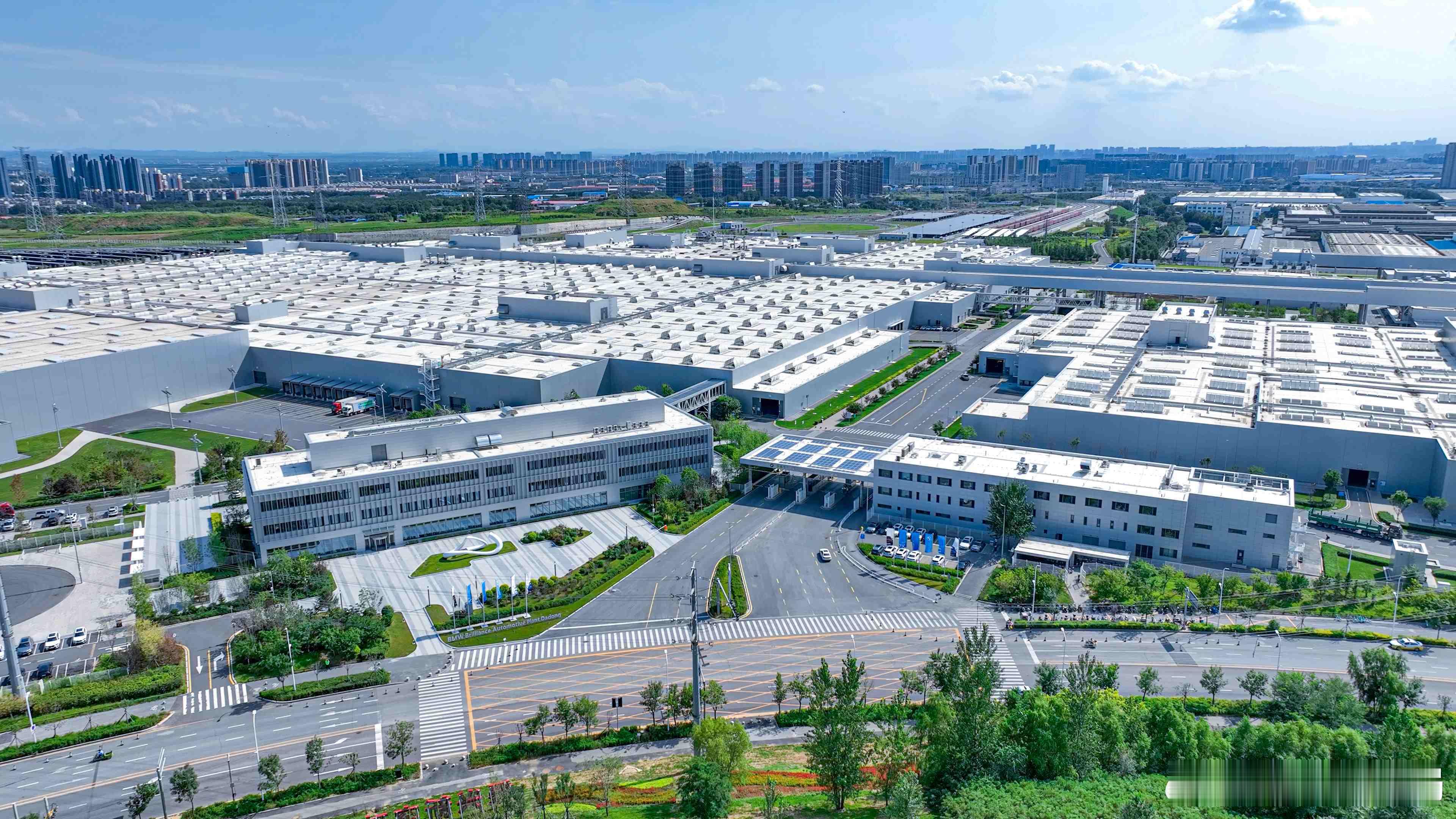 华晨宝马大东工厂累计产量破 350 万辆 2025年盛夏，沈阳华晨宝马大东工厂累