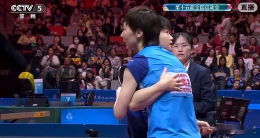 王曼昱斩获冠军，孙颖莎获得亚军！赛后，两人深情拥抱。
王曼昱在2-8落后的不利局
