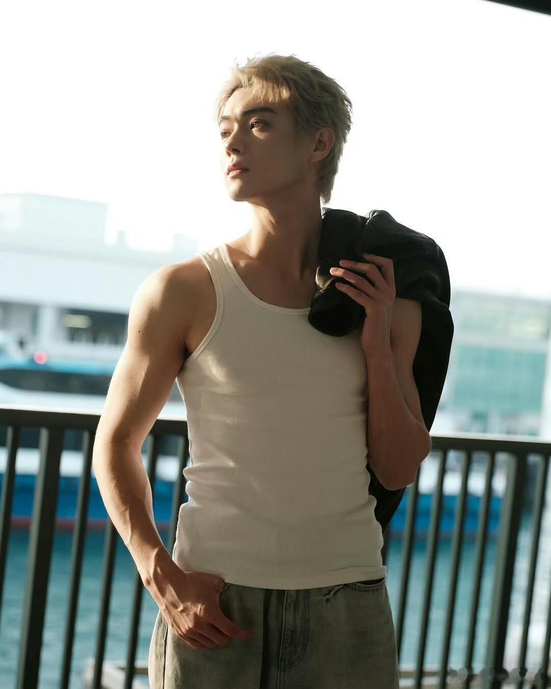 许凯还是恢复出厂设置帅许凯还是痞帅造型最带劲！梦回《烈火军校》老顾了，依旧我心中