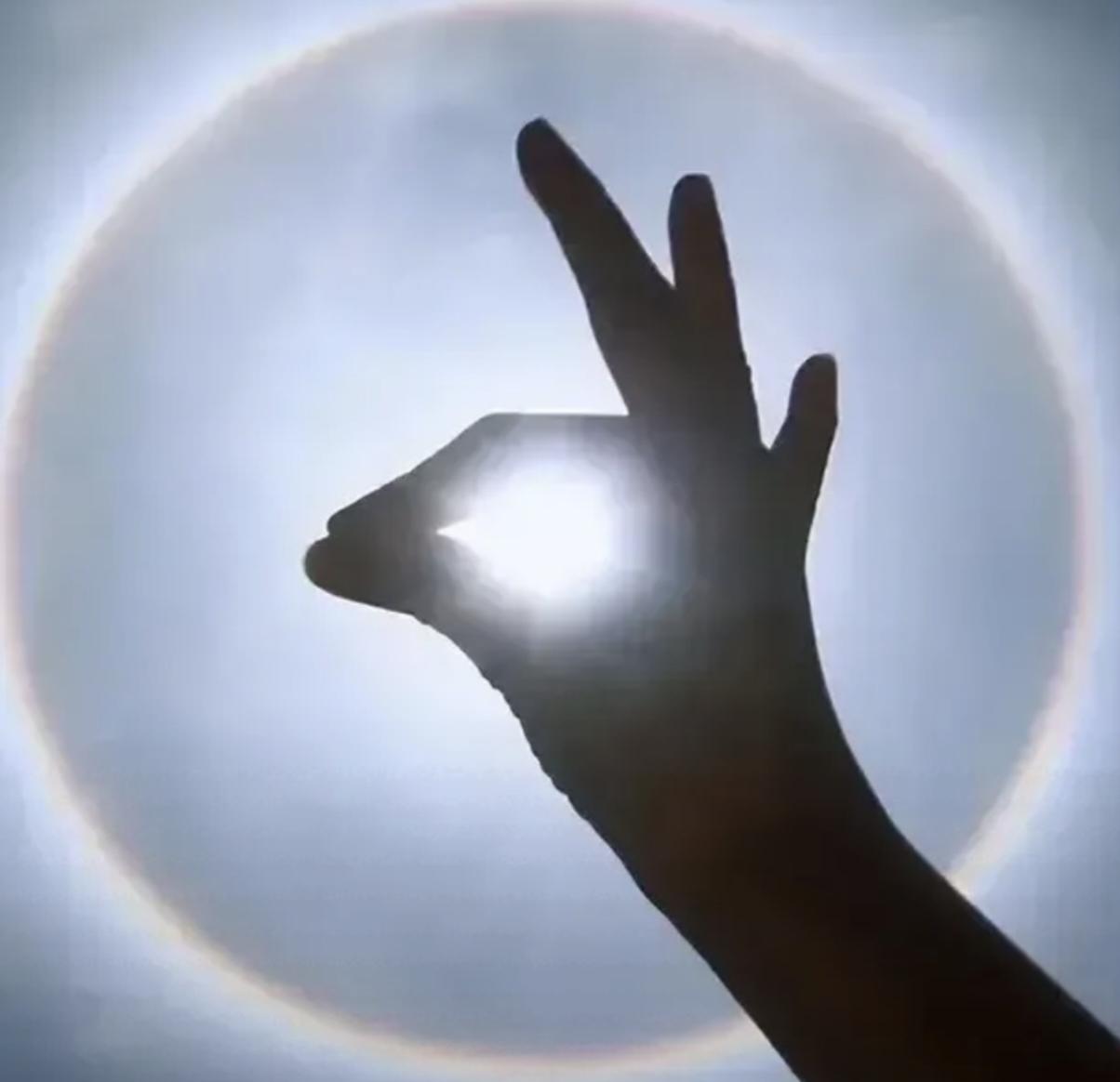 我认为怀念：没有手机的年代我们年轻，虽然当时的出行不便，接打电话不便，交通不便，