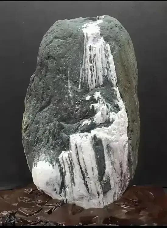 这是一块天然形成的奇石，大家帮忙估个价？