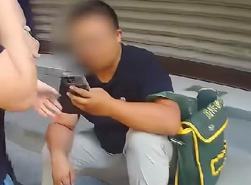 近日，四川德阳，一男子冒充电信师傅上门，借装宽带之名安装盗话设备，男子专挑独居老