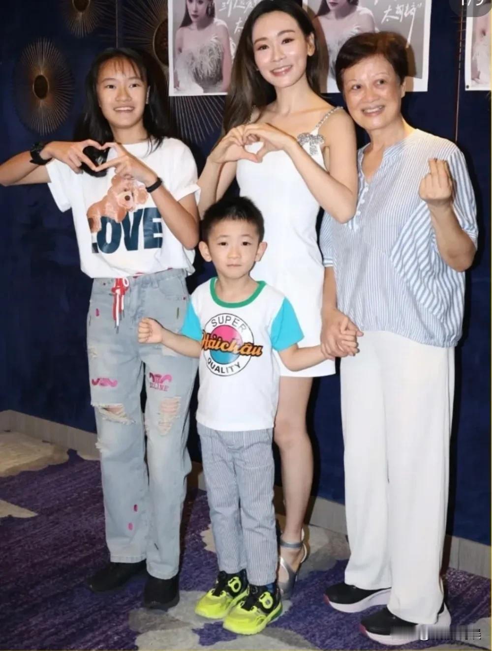 8月7日，是杨思琦的47岁生日，顺便庆祝她发行新歌。杨妈妈也来了，一家子三代同堂