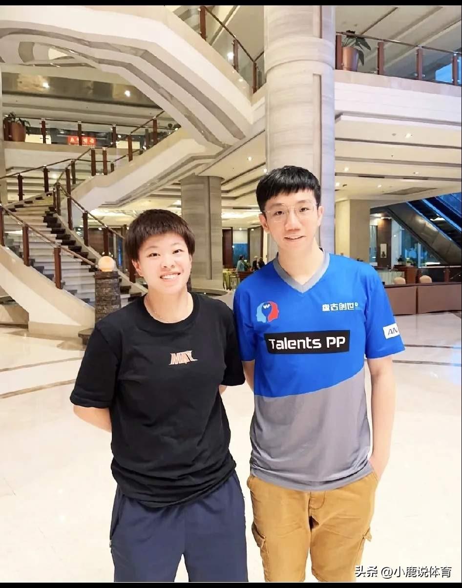 赛场拼红眼私下居然要攀亲戚？
 
台上打得谁都不肯让半步。
 
台下亲近得像自家