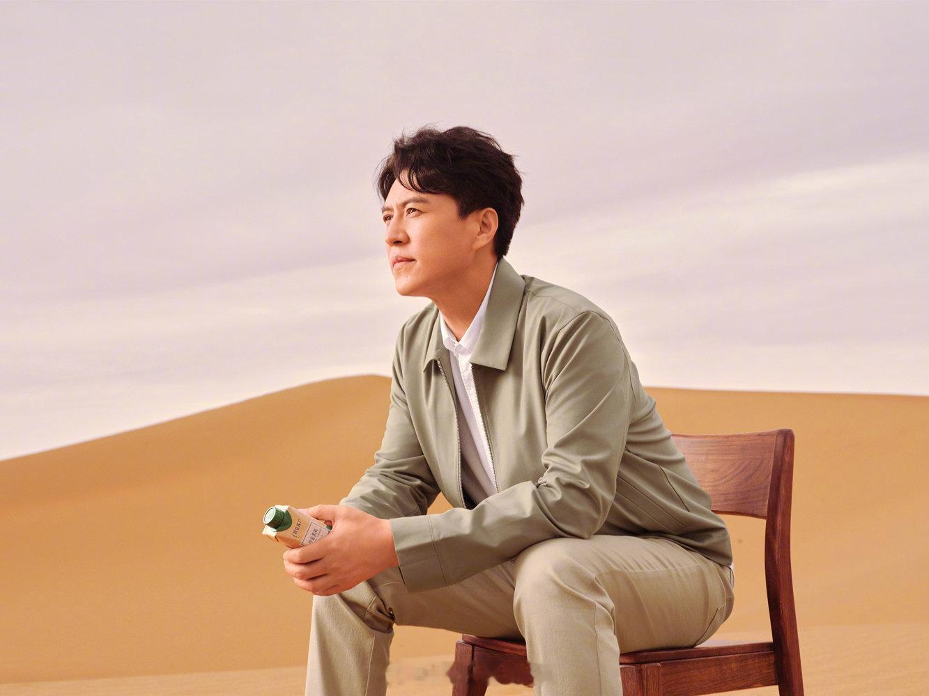 靳东上演乌兰布和大地戏剧 什么是大地戏剧？不是剧场里的演出，是土地用岁月写就的真