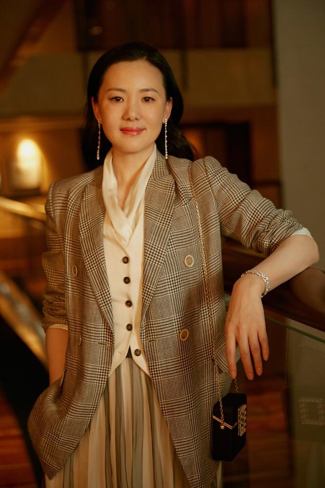 她和陈道明相爱八年却嫁给王菲初恋，婚后幸福美满，如今54岁的她脸上丝毫没有看出岁
