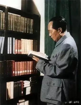 毛主席喜读《资治通鉴》，
据说一生读了十七遍，
感佩之至！
在他的鼓励下，
我读