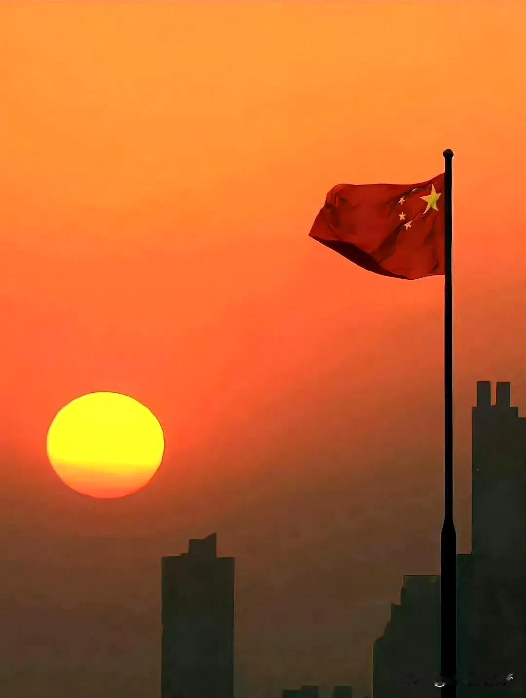 美丽的旗，庄严的旗；
革命的旗，团结的旗。
四颗金星，朝向一颗大星。
我们爱五星