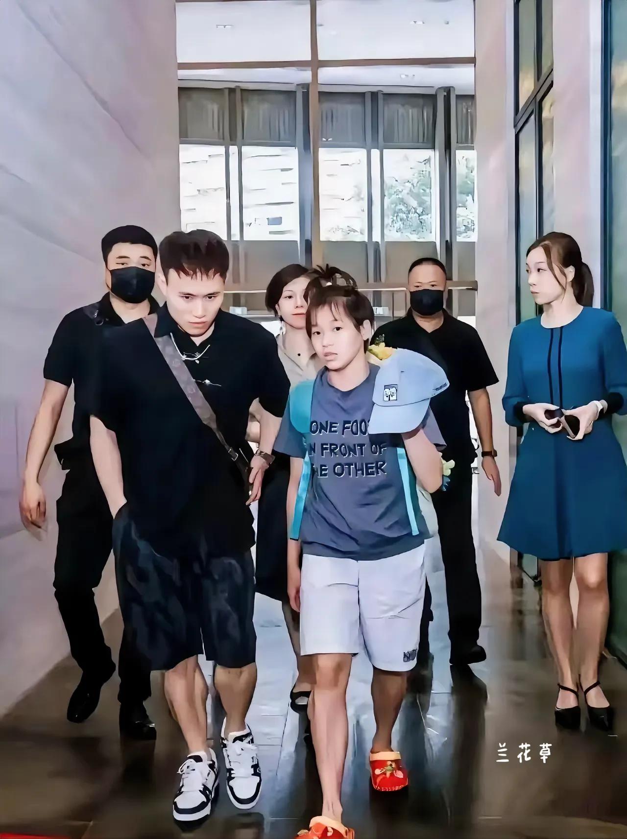全妹这翘天辫好可爱的，干脆利索；一袭短装也是清淡文静。她和师兄谢思埸要去干么呢？