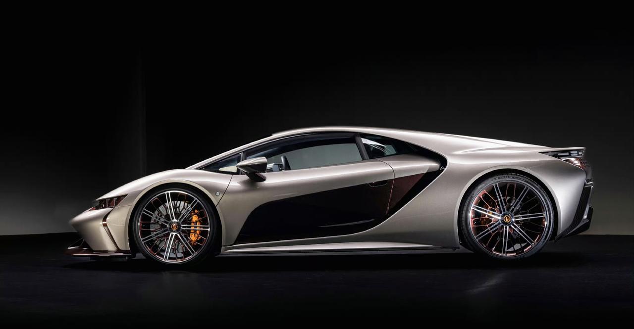 【全球仅售33辆 Bertone GB110首次亮相】新车前脸呈现多层次的风格，