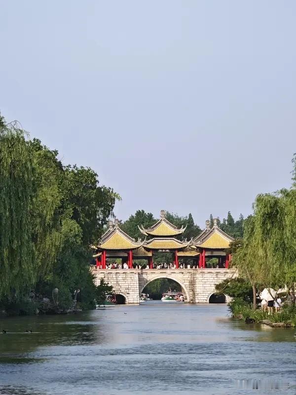 扬州是大运河关键枢纽，隋唐后成全国顶级商贸中心，有“扬一益二”之称，盐运、漕运带