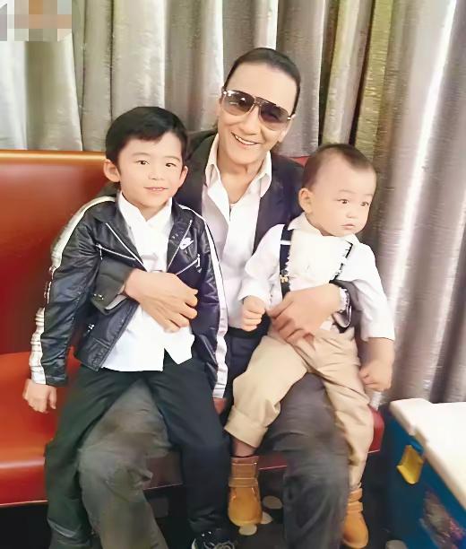父亲刚办完火化，
谢霆锋照常开演唱会，是薄情还是懂事？
 
全网争论不休，港媒爆