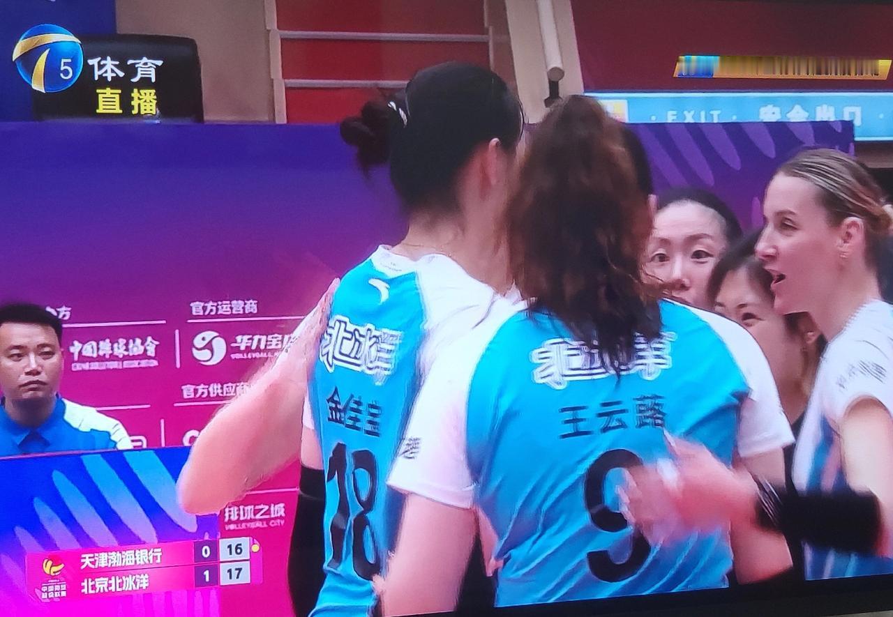 今天晚上北京女排打得很凶，天津女排感觉今天晚上有些低沉，天津女排比赛下分困难。