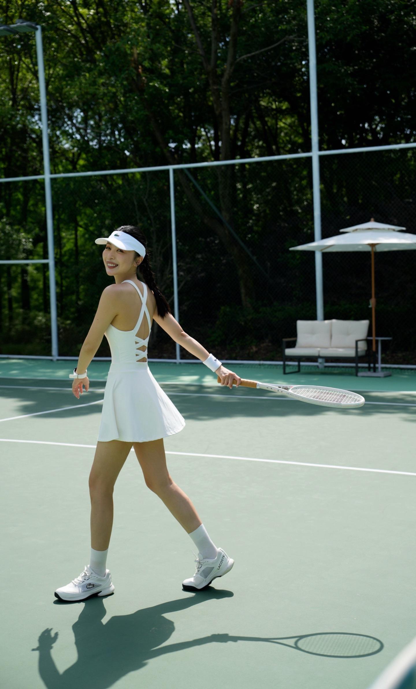 误闯天家网球场🎾。