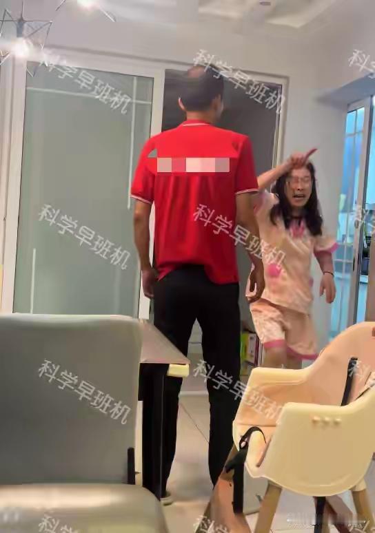 婆婆在家里帮儿媳妇照看孩子，当她得知儿媳妇在客厅里装了监控之后，一下子就崩溃了，