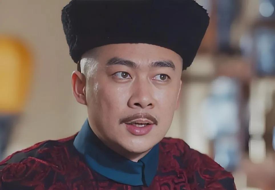 年羹尧刚被赐死，岳钟琪就被锁拿进京，雍正盯着岳钟琪跪在血诏前的侧脸，轻声说道：“