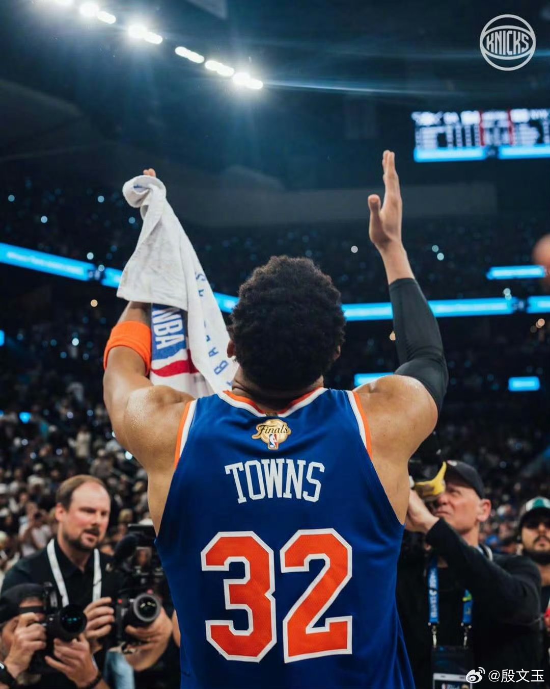 ESPN统计，G3上半场唐斯在前场触球的14次进攻中，尼克斯得到23分，且没有出