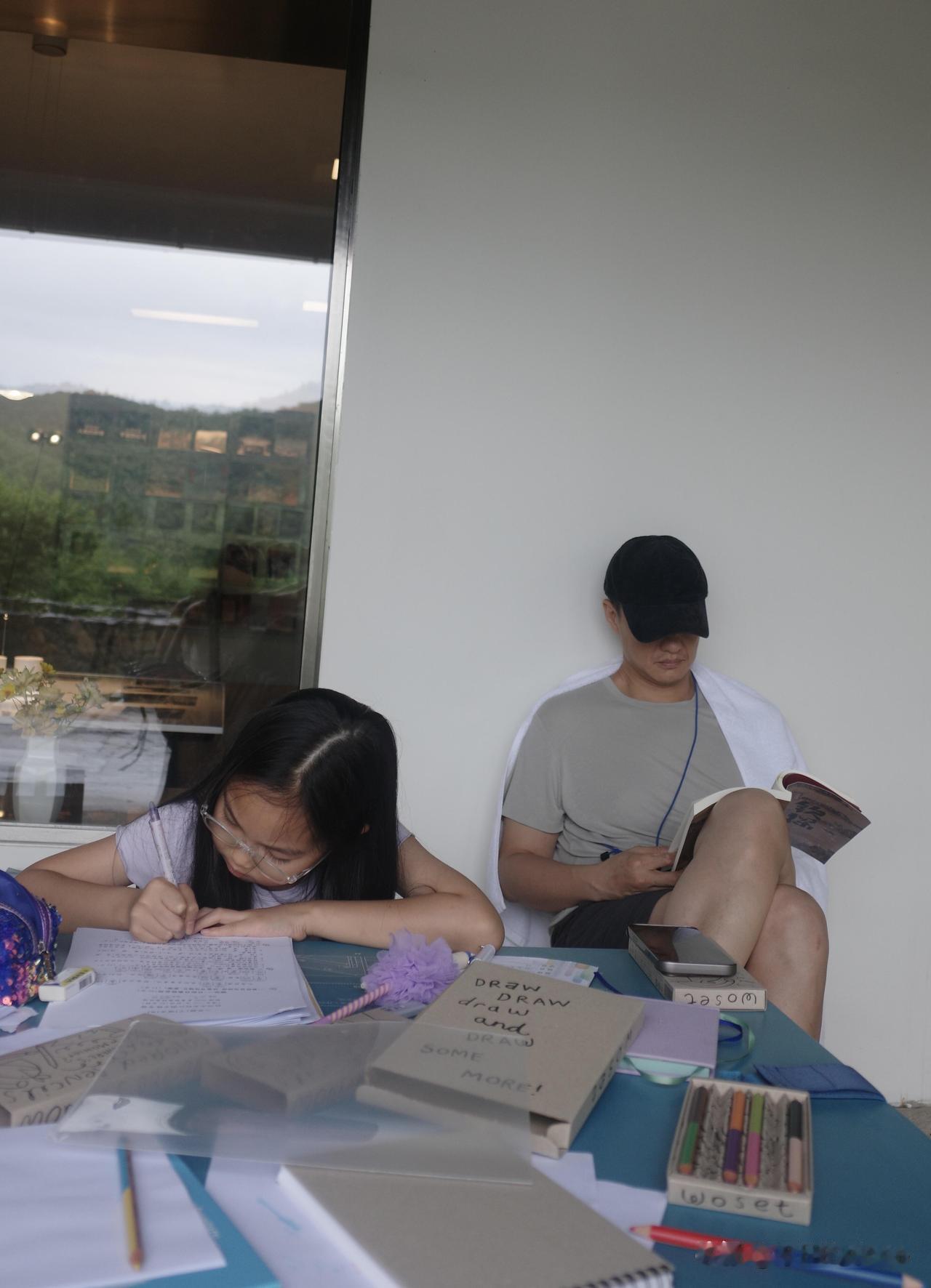 6月21日，著名主持人朱丹发文更新生活动态，并配文“父亲节的两张日常碎片”。
