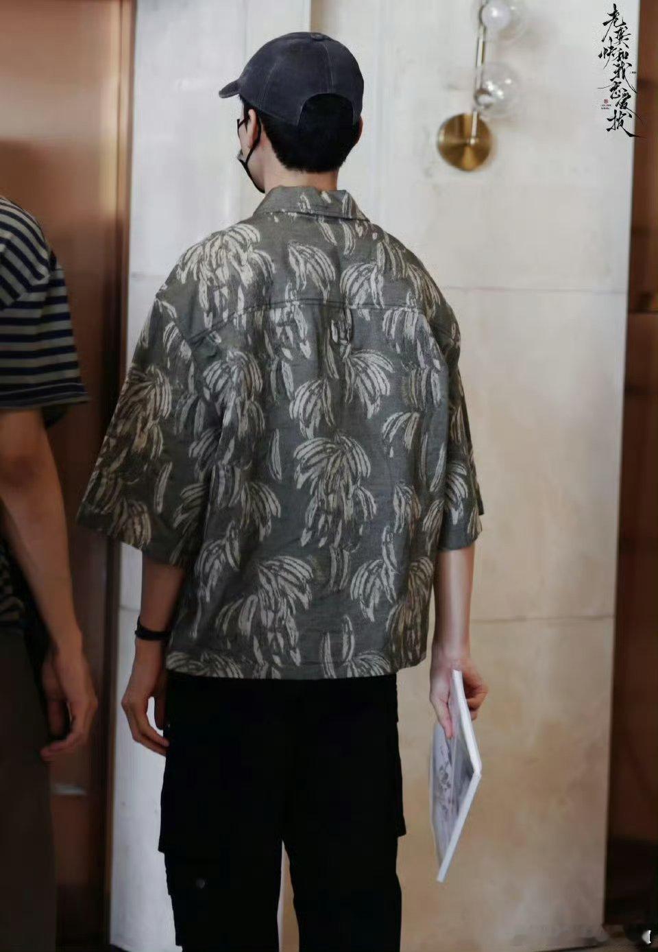 龚俊今日白衣公卿围读上班路透，衬衫颜色很高级，包帅的！ ​​​