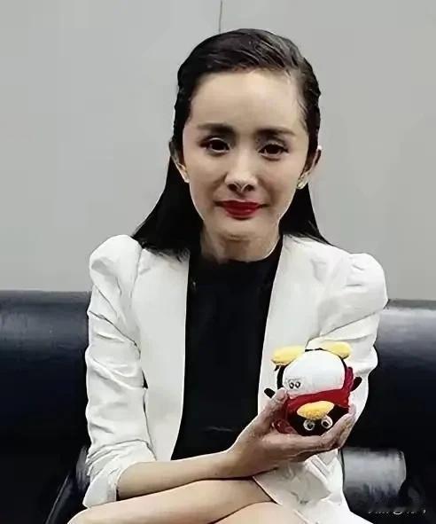 我能接受杨幂40岁了，
也能接受杨幂一直单身，
但我实在理解不了，她才40岁，怎