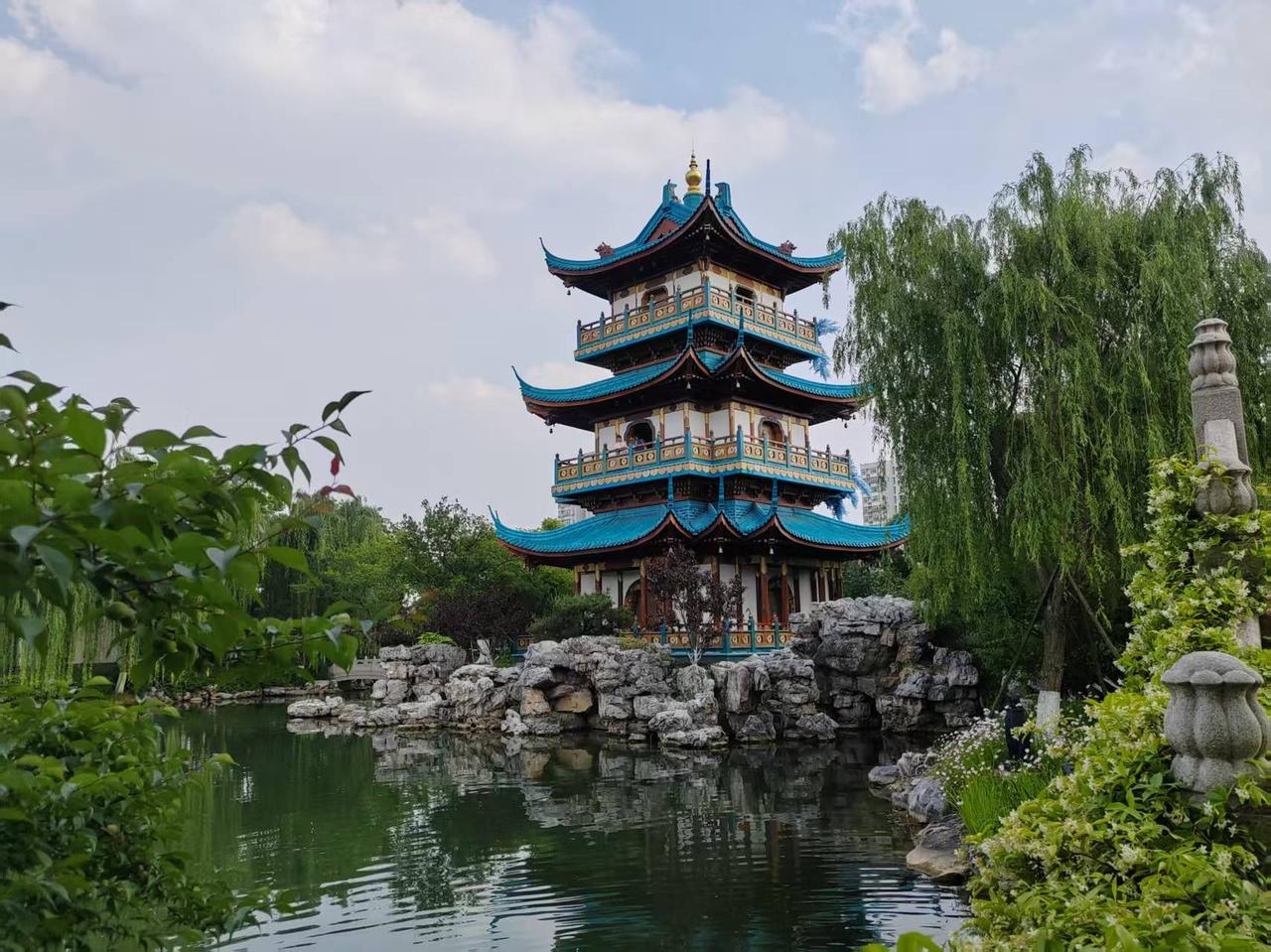 微信朋友圈的作用还有啥？！
有人爱显摆出去旅游，晒出美美的风景照和打卡照，仿佛在