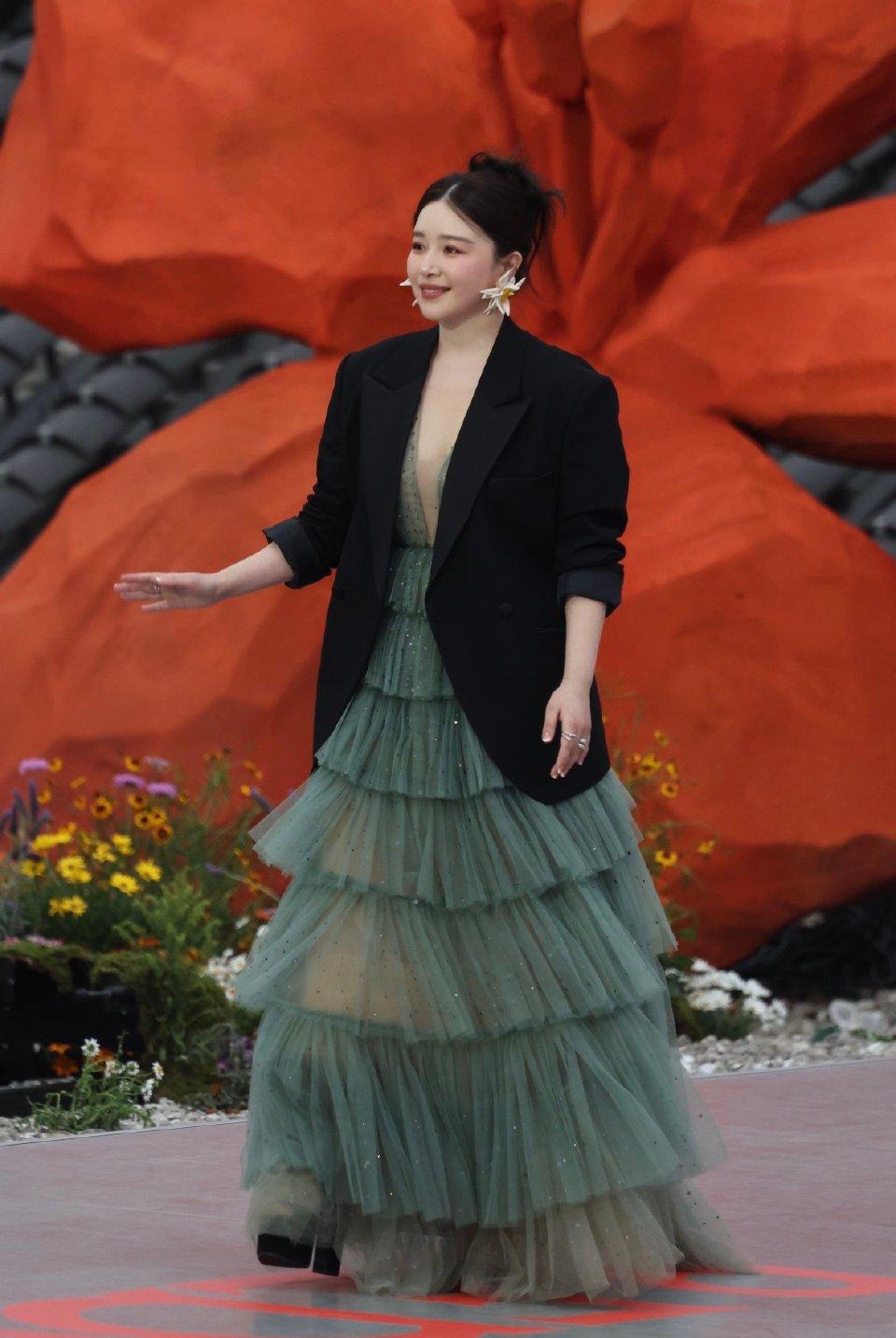 阚清子想从116斤瘦到90斤，好友一句话点醒众人！
 
阚清子在综艺《乘风202