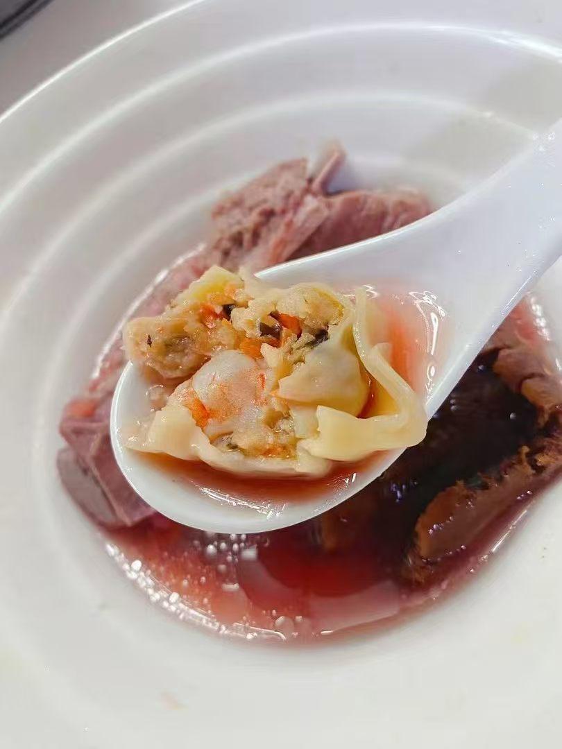 美味饺子，搭配鲜嫩肉片，每一口都是满足！😋🍜