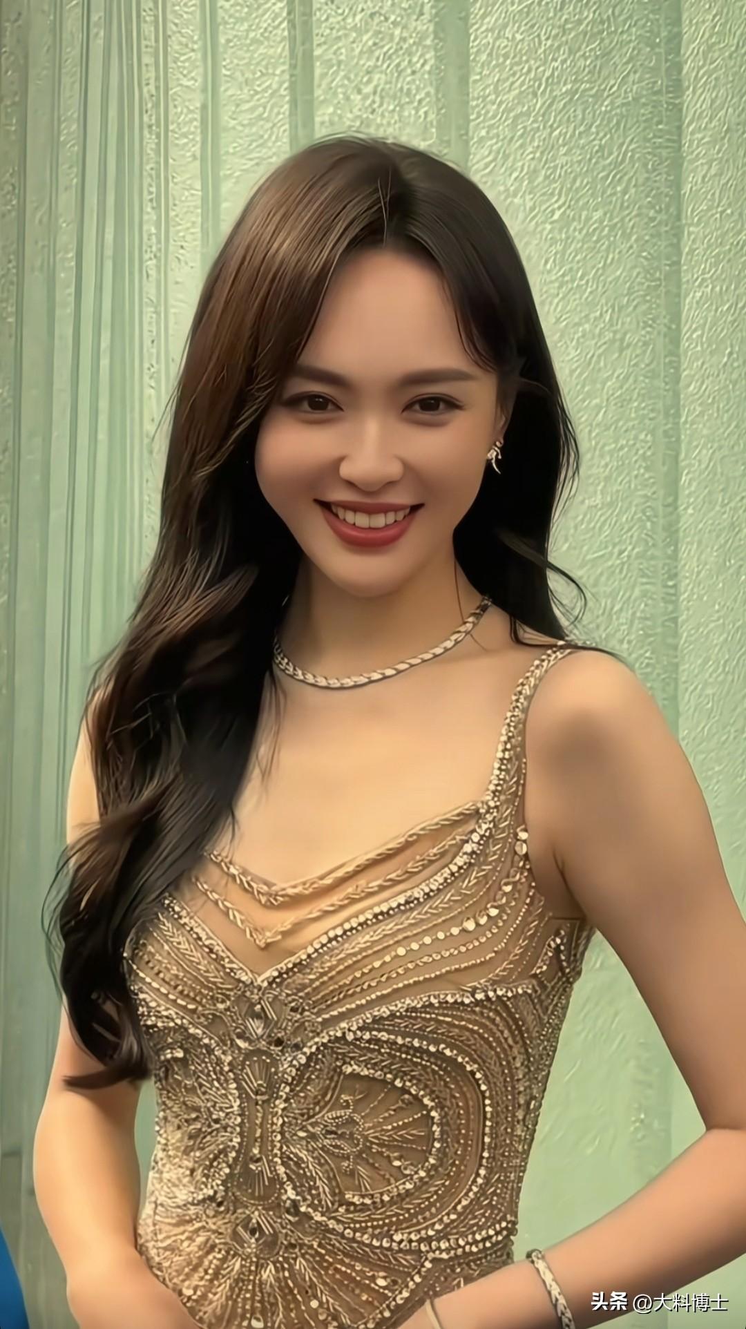 41岁唐嫣美到发光！鎏金吊带裙配波浪长发，东方韵味直接封神

14日，唐嫣出席活