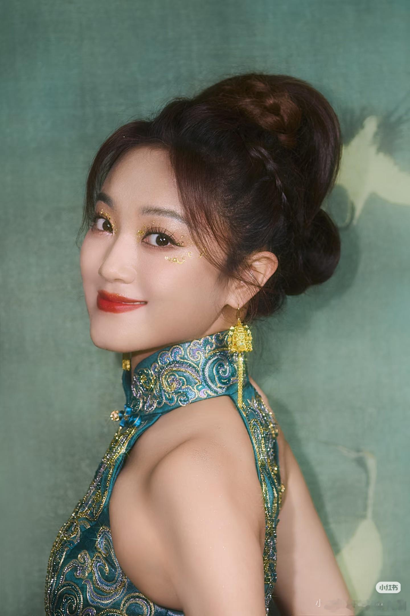 王小玮去完格莱美去戛纳奔赴世界，唱响国风！王小玮亮相戛纳国际舞台，持续深耕文化输