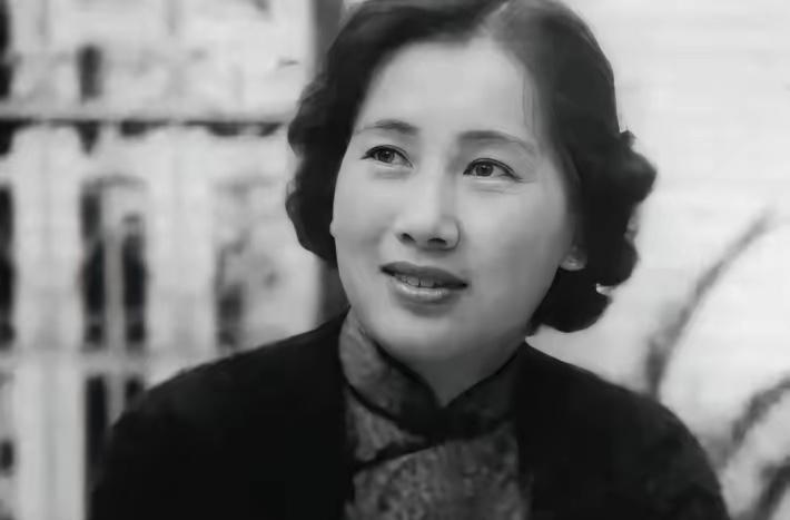 1912年，叶挺被迫娶了童养媳黄春，新婚夜，他被父亲警告：“给我好好圆房，给叶家