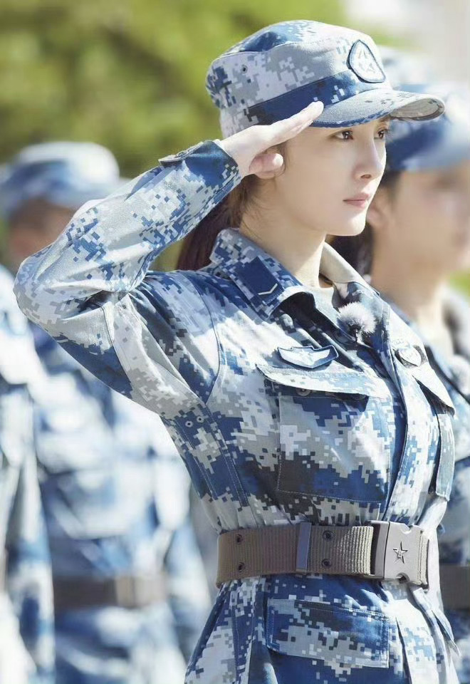 王威精心保存杨幂亲笔画 杨幂对待朋友一直都是非常用心，所以杨幂的人缘非常好，和杨