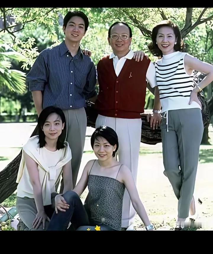 蒋万安与父母和姐姐，他们一家人都有书卷气，是书香世家的感觉。