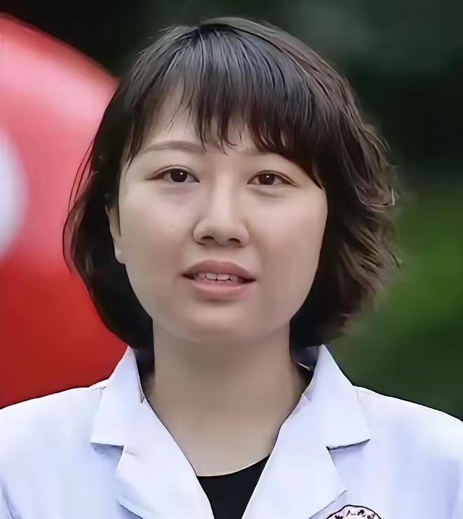 听说曾医生顺利回岗的消息，心中满是欣慰与敬意。作为一名备受认可的医者，她的医术早