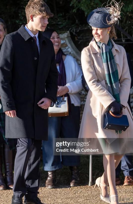 分享爱丁堡公爵一家参加今年圣诞礼拜的照片。英国王室真的不考虑启用一下爱德华王子的