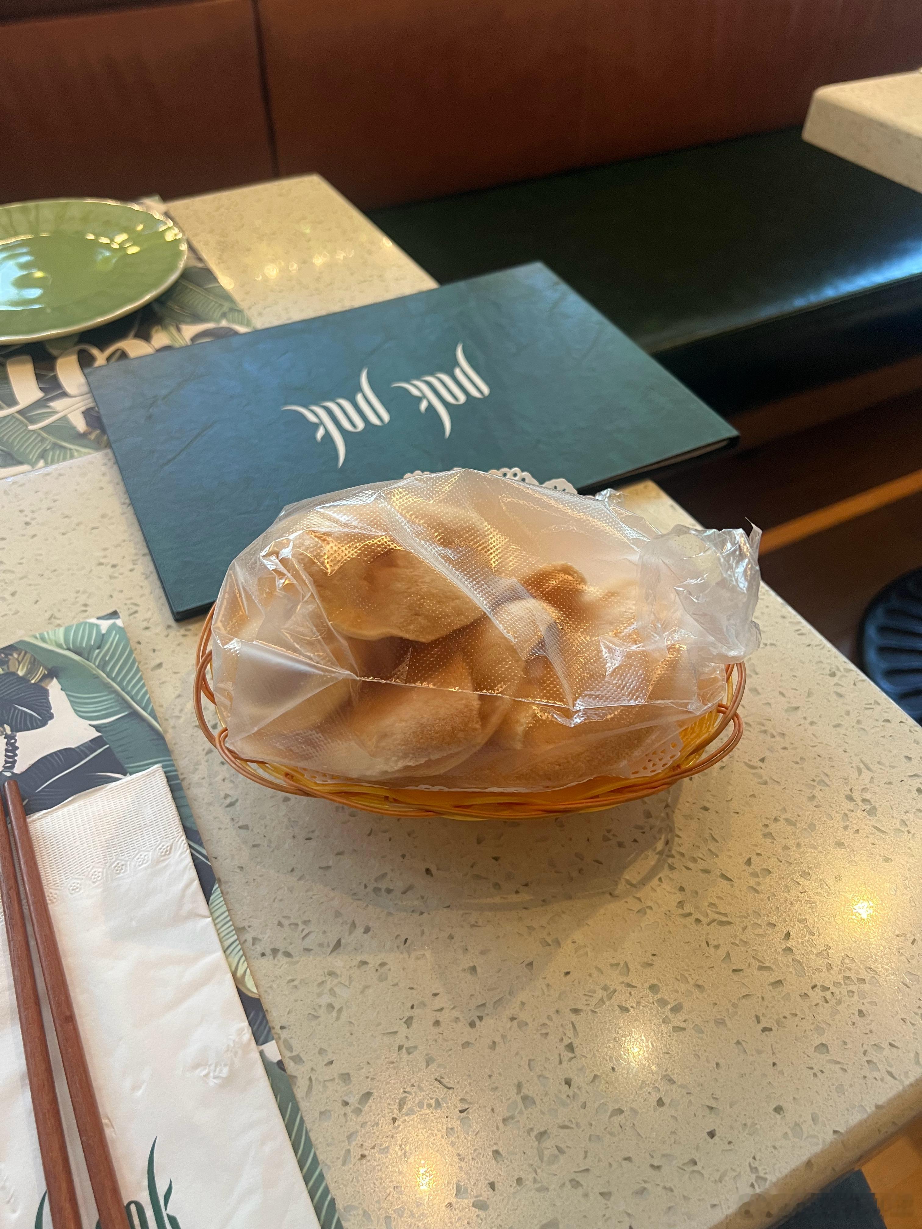 这家泰餐厅的佐餐“虾片”装在袋子里挺聪明，好处有几点：1.防潮；2.进货供应更方
