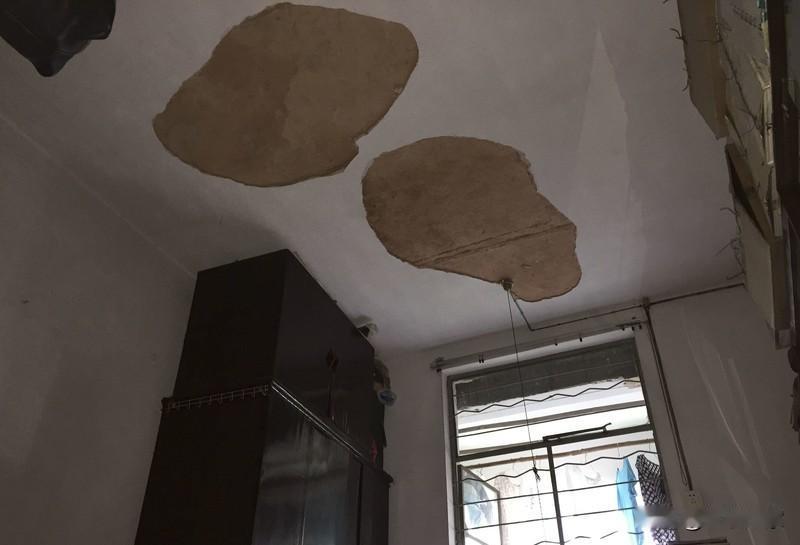 楼上漏水，人却消失不见，你是不是只能干瞪眼？眼睁睁看着家里被水泡，损失越来越大，