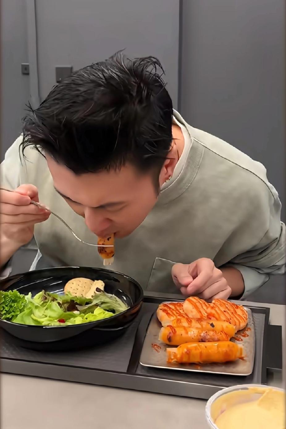 谢霆锋也是四十多岁的人了，好清爽，脸上看不到一丝的油腻！
峰哥代言的炸肉肠和虾肉