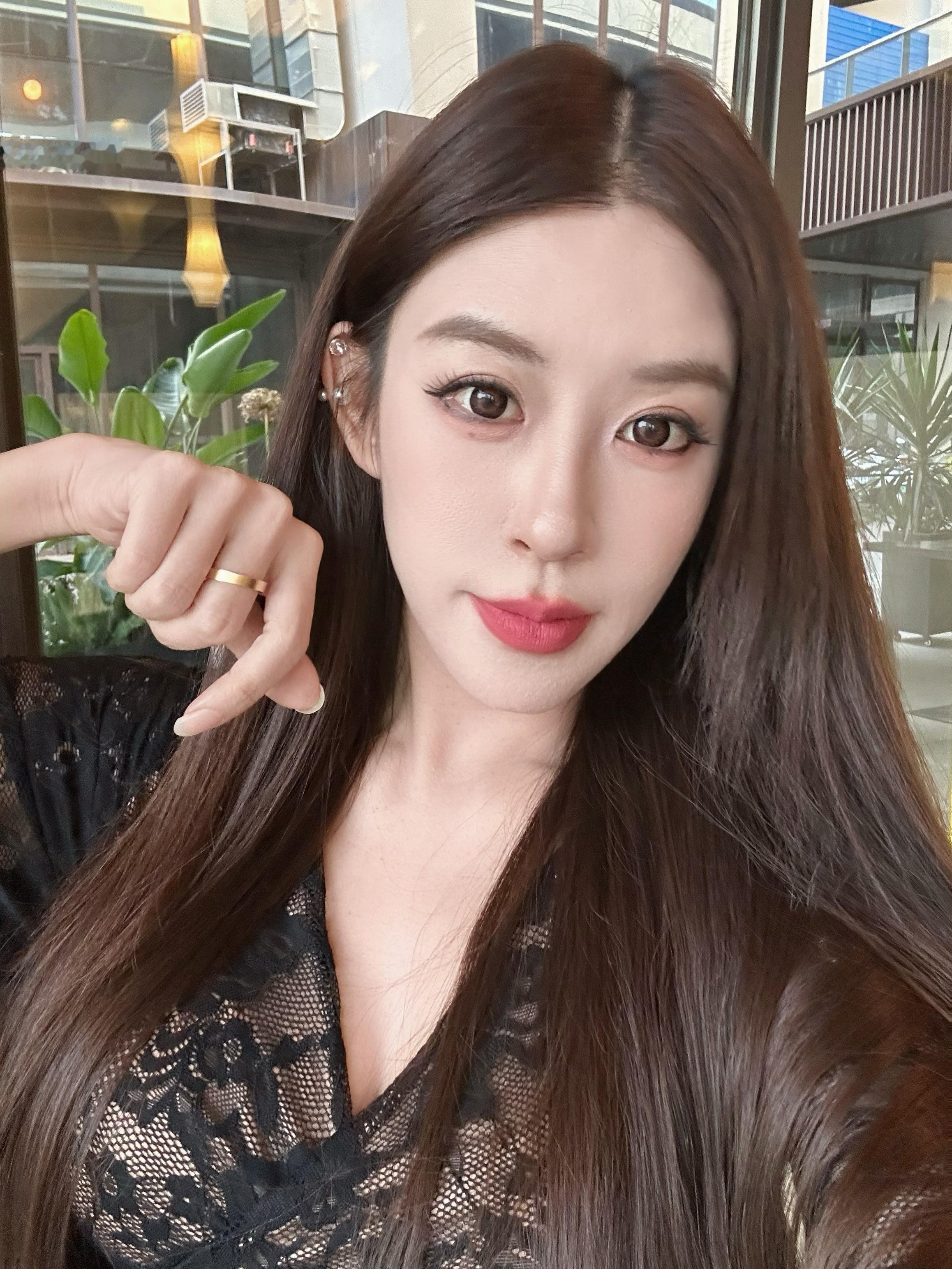 足金的料子拿手里沉甸甸的特实在素圈哑光质感绝了~~低调又高级谁戴谁好看~通勤戴超