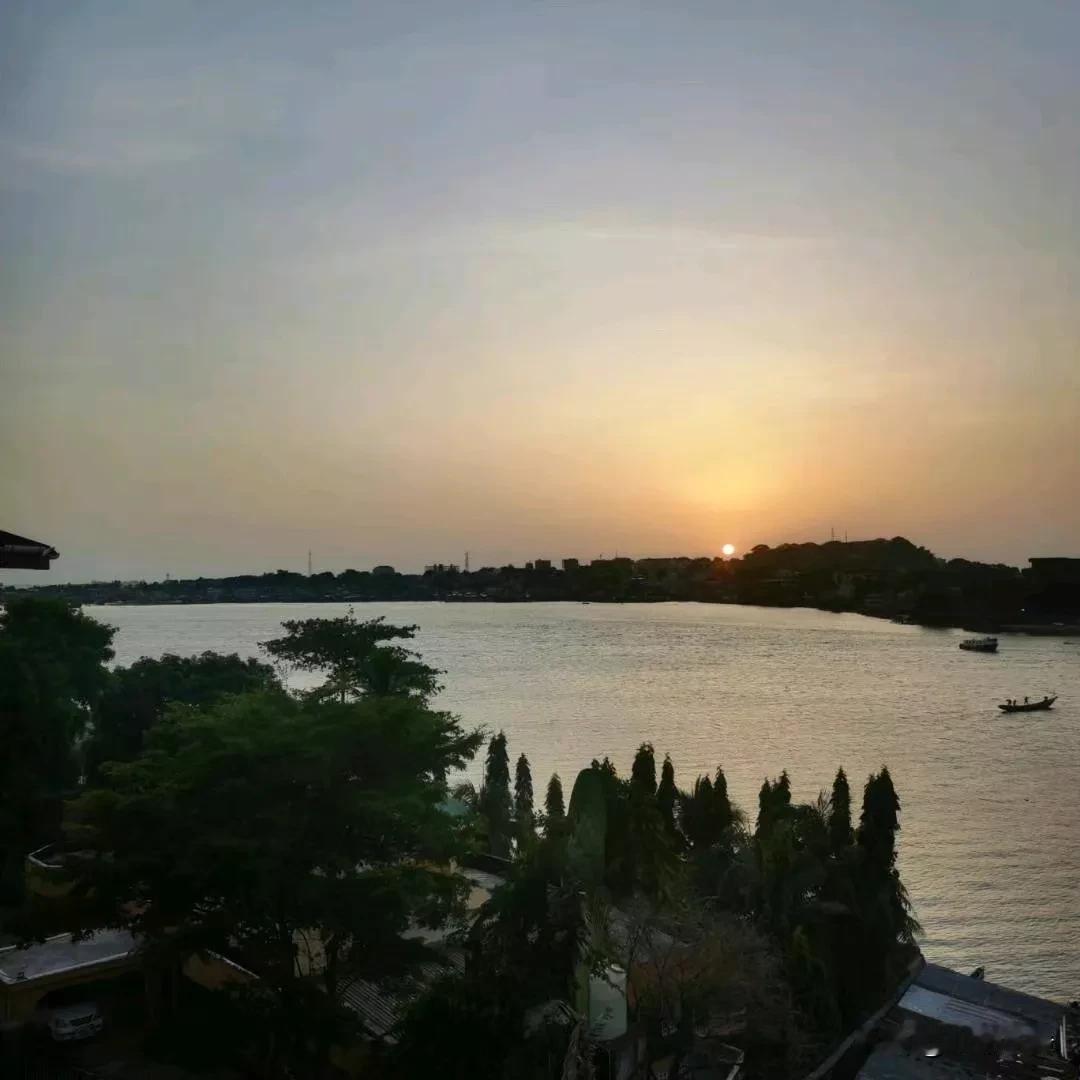 生活的奇妙之处正在于有无限可能
生活总是充满未知，你不知道下一秒出现在你生命的人