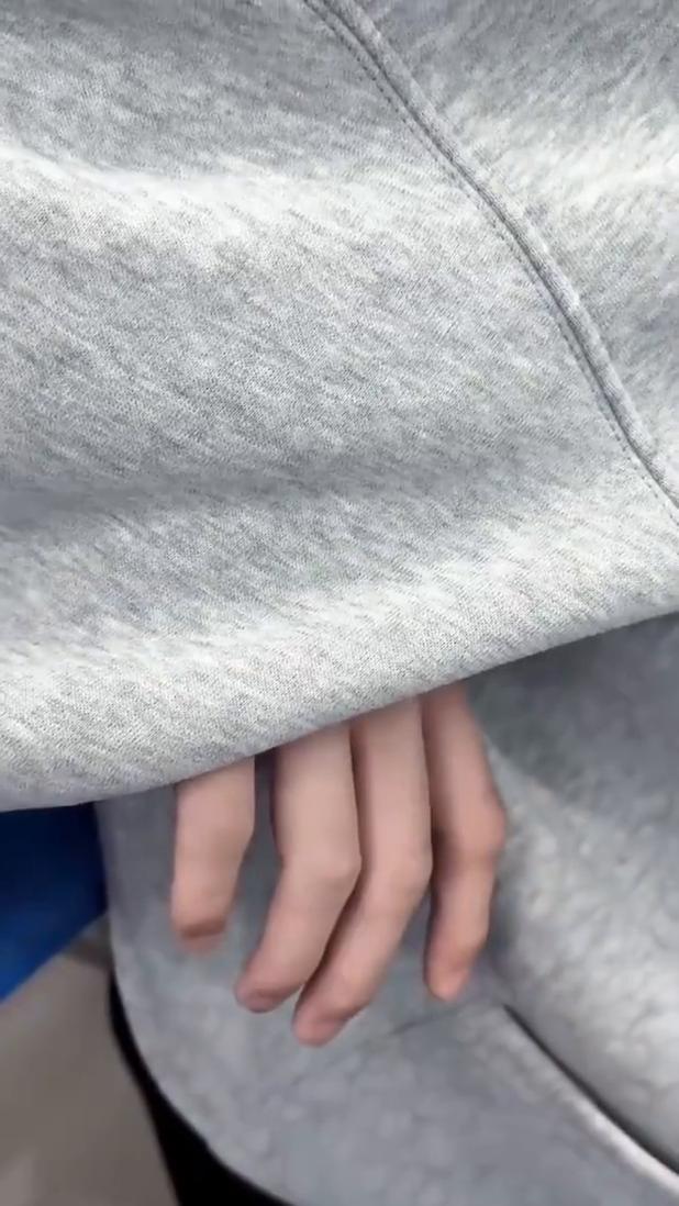 暗恋的crush睡着了，突然很想牵他的手。再试探一下，原来你在装睡。