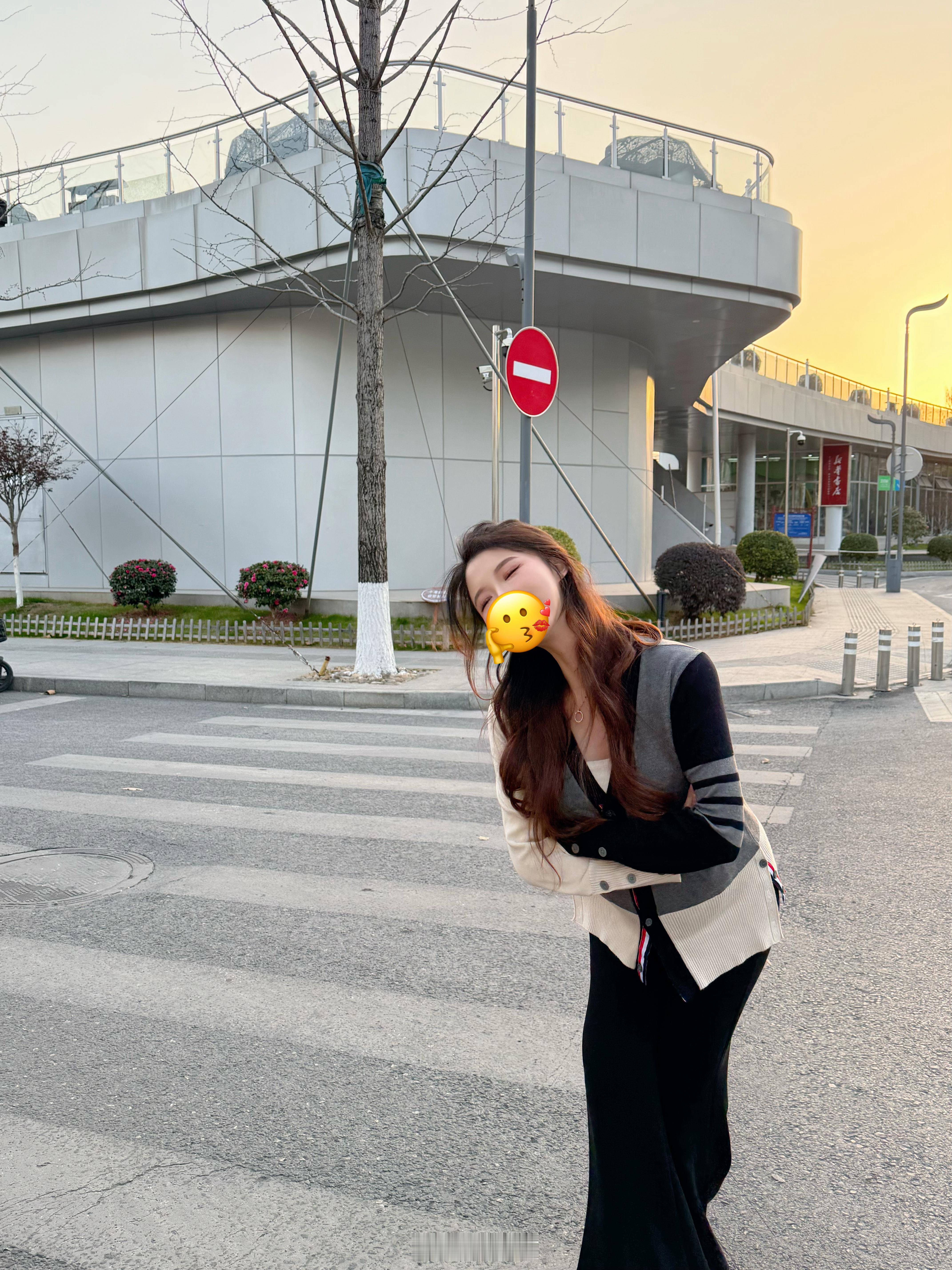 人性，永远经不起推敲，深挖。这个世界上，多是半人半鬼，靠近了，谁都没法看。 