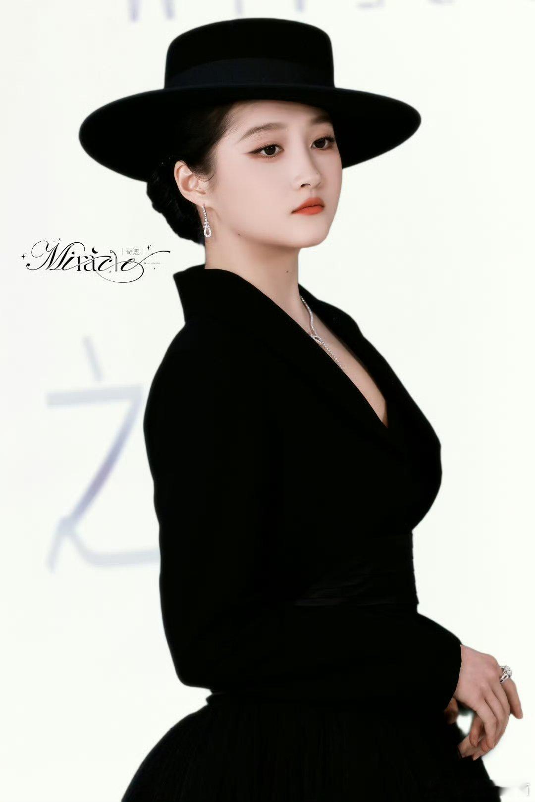 关晓彤第一次在红毯戴帽子提夫尼的早餐 