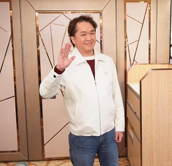 最近富二代邓兆尊的采访真是语出惊人！他说这么多年下来，有 100 多个女明星主动