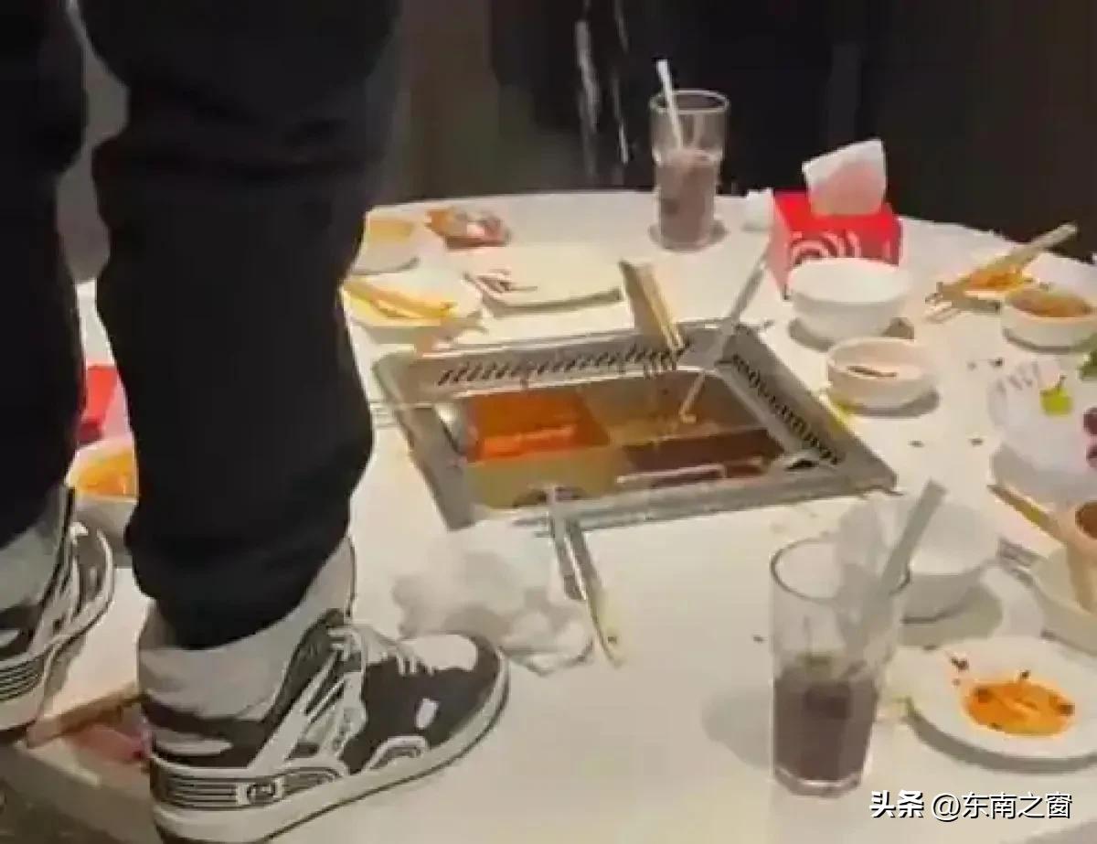 海底捞“小便门”父母赔220万：这账，不止是钱的事！
 
去年海底捞“小便门”终
