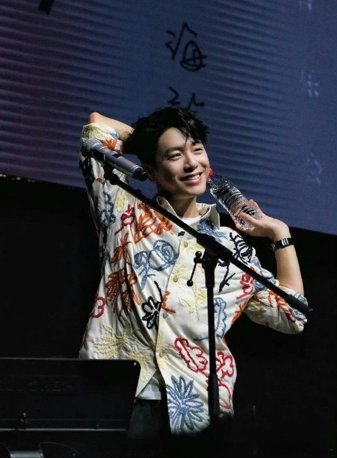 贺峻霖梓渝徐明浩等群星cos徐冬冬 从单人模仿到群星集体打卡，这个梗一步步走到现