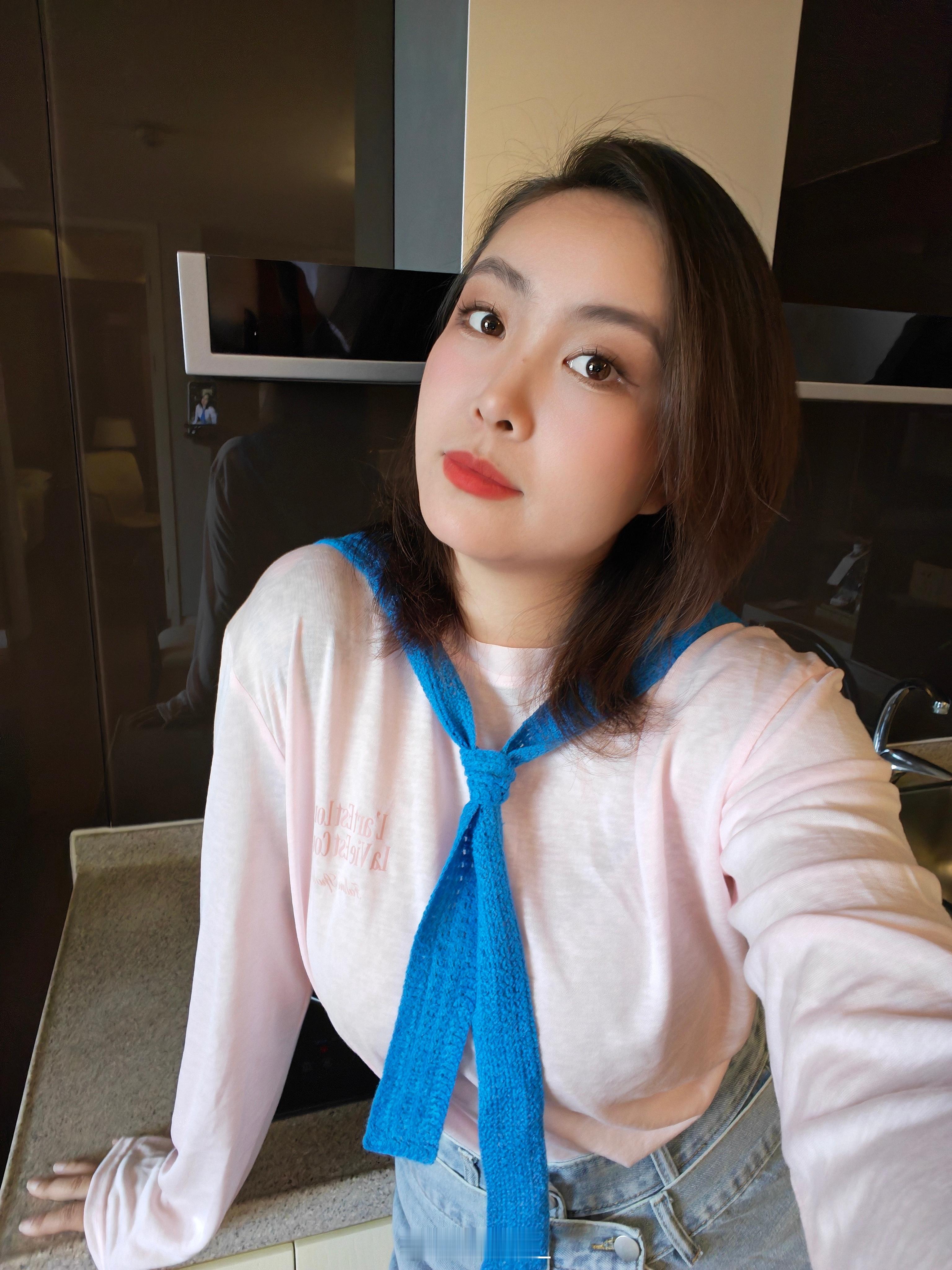 过度分享其实也是一种打扰那就～打扰一下分享今日美丽脑袋最近尝试一些新穿搭小披肩搭