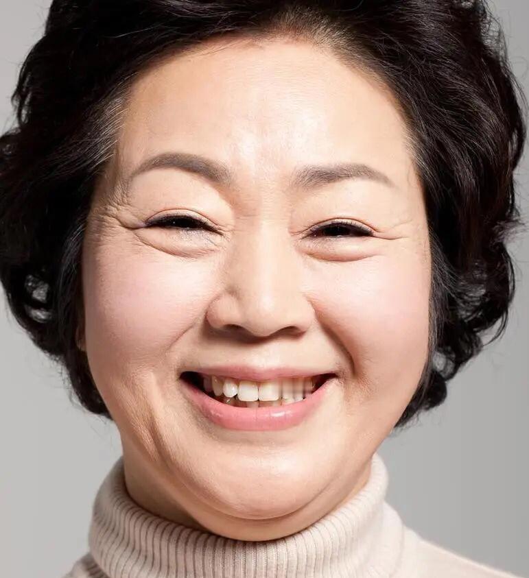 昨天女儿突然指着电视说："妈妈你看，人家都叫'先生'多文雅，你老喊爸爸'老公'，