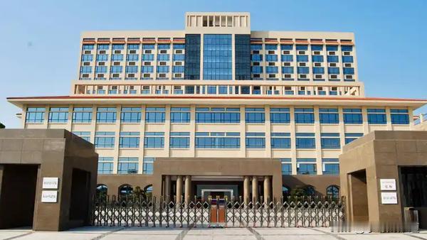 汕头市开放机关事业单位接待设施供游客住宿的创新举措，是政府在旅游高峰期积极盘活公