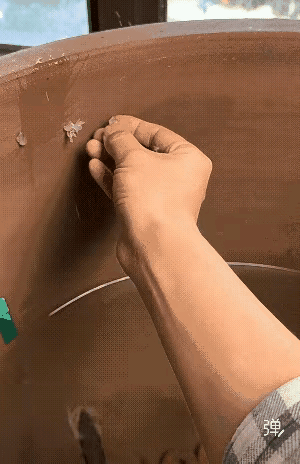 用透明胶给它粘上，让它玩一整天！