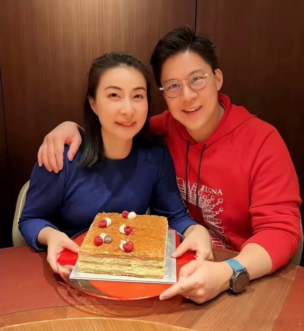 霍启刚弟弟霍启仁订婚！大嫂郭晶晶送祝福，获公婆认可超像朱玲玲 ​​​
